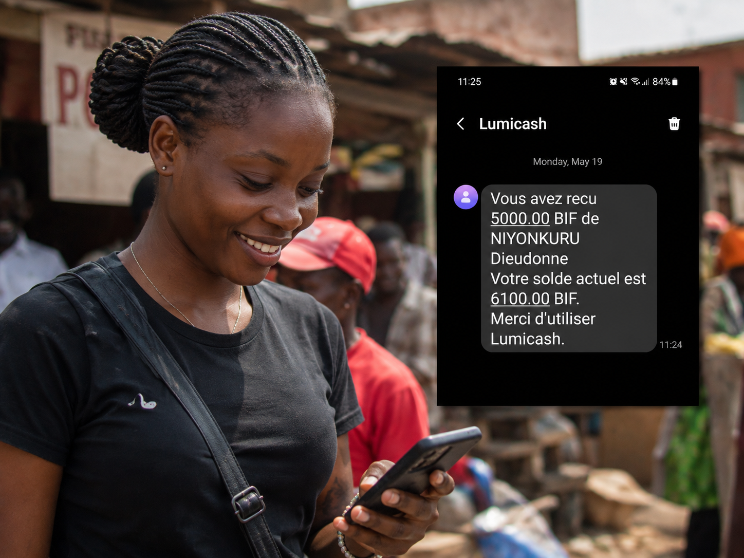 Cliente recevant un transfert Mobile Money au marché